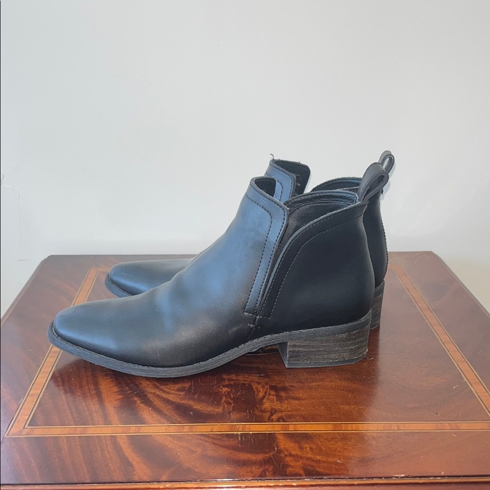 Dolce Vita Black Ankle Boots. Used like New. Size 8.5. 1 inch heels